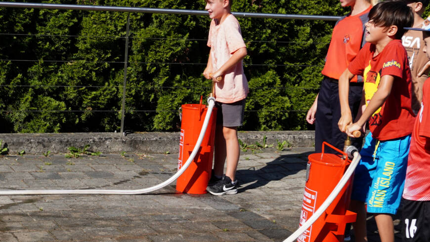 AUFREGENDE STUNDEN BEI DER FEUERWEHR HALLERSDORF FÜR DIE VOLKSSCHULKINDER