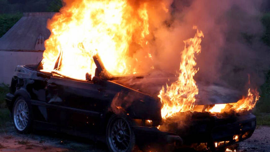 PKW IN VOLLBRAND